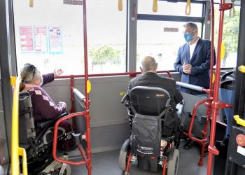 Las personas en sillas de ruedas podrán transportar animales de compañía en autobuses urbanos